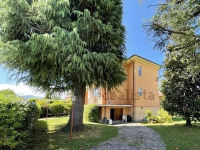 Villa bifamiliare in vendita a Lucca