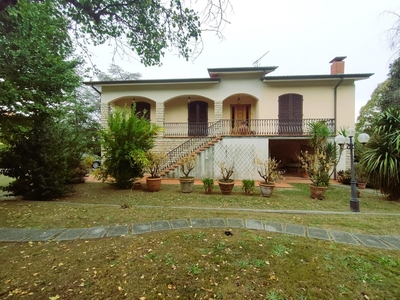 Villa con giardino, Capannori massa macinaia