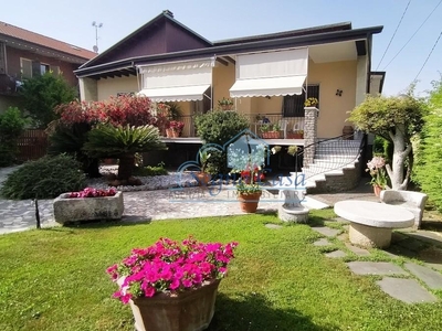 Villa con giardino, Carrara marina di