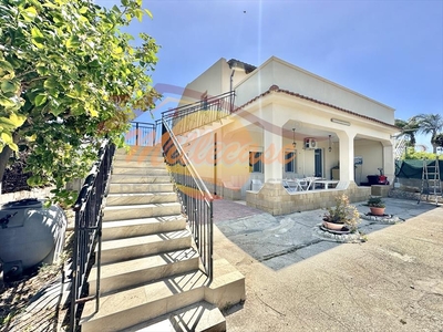 Villa con giardino in traversa pozzo di mazza, Siracusa