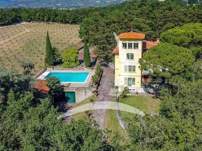 Villa in vendita 8 Stanze da letto a Arezzo