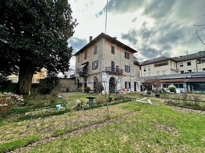 Villa in Via Aristide de Bonis 50 in zona Intra a Verbania
