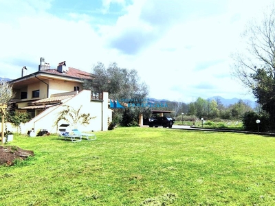 Villa Trifamiliari con giardino, Montignoso cinquale