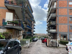 Appartamento con doppia esposizione e due balconi, via San Giacomo dei Capri, Napoli