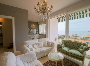 Appartamento ristrutturato con vista mare e box, via privata Bozzo Costa, Rapallo