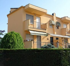 Casa Bi - Trifamiliare in Vendita a Alba Alba