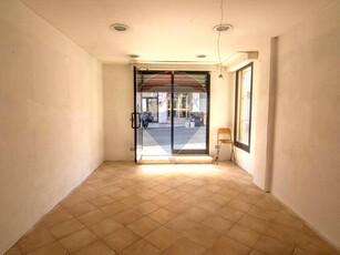 Negozio in Affitto a Ancona, zona Piano, 250€, 30 m²