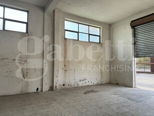 Negozio in Vendita a Cosenza, 150'000€, 261 m²