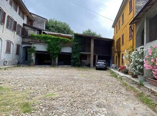 PROPRIETÀ IN VENDITA A VOLPEDO (AL) - IDEALE PER B&B Posizione Centralissima - Dettagli della Proprietà: Dimensione totale: 254 m² (compresi spazi esterni) - Tipo di immobile: Abitazione - Caratteristiche: Libera su tre lati - Numero di vani: 10 (per un totale di 239 m²) Disposizione degli Spazi: Al Piano Terra / 1°: Ingresso principale, Tavernetta con cucina completa, 2 camere, ampio magazzino con servizio Al Piano 1° / 2°: Soggiorno con caminetto, con accesso a terrazza sul retro e altra terrazza coperta, cucina abitabile, 2 camere, bagno. Al Piano 2°/3° (Ultimo): 2 camere, bagno. Al Piano Seminterrato: Cantina con soffitti a volte di mattini pieni costituita di 2 ampi locali. Esterni: Giardino non carrabile con accesso pedonale (810 m²) - Quota di 1/3 di corte carrabile (83 m² su 248 m² totali). Punto di Forza: Struttura ideale per un'attività di Bed & Breakfast oltre a essere una comoda abitazione. Un'opportunità imperdibile per chi desidera investire in una proprietà con grande potenziale in una zona incantevole. Ideale sia come residenza privata che come attività ricettiva. Non perdere questa occasione unica! Il Prezzo è Trattabile. Contattaci per ulteriori informazioni o per organizzare una visita! AGENZIA IMMOBILIARE BROKERHOUSE - Arquata Scrivia (AL) - Piazza San Rocco, 4 (adiacente Uff. Postale) Per Informazioni e/o fissare un appuntamento, Tel: 0143/1432640 – (ORARIO SEGRETERIA: dalle 15:00 alle 20:00 - CHIUSO Domenica e Lunedì).