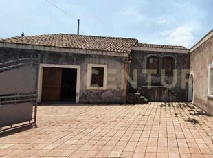Rustico-Casale-Corte in Vendita ad Piedimonte Etneo - 210000 Euro