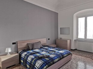 Stanze in affitto in un appartamento con 7 camere da letto a Genova