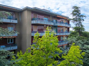 Trilocale con terrazzo in via meda, Monza