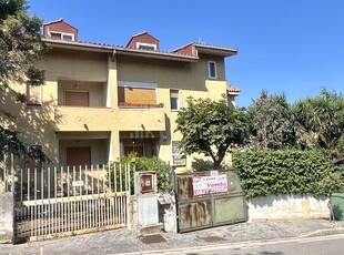 Villa a Pollena Trocchia in Via Giacomo Leopardi, Pollena Trocchia
