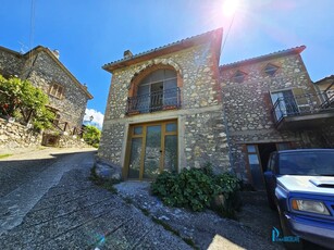 Villa in Vendita a Terni, 130'000€, 189 m²