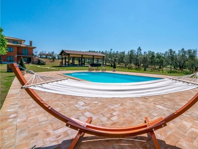 Casa a Montefiascone con giardino, idromassaggio e piscina