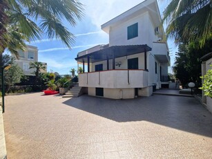 Appartamento in villa con piscina condominiale di 5 vani /155 mq a Trani (zona Sud)