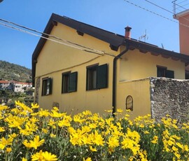 Casa Bi - Trifamiliare in Vendita a Vado Ligure Sant 'Ermete