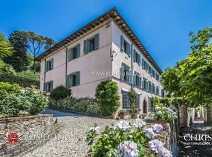 PRESTIGIOSA VILLA DEL XVII SECOLO CON 12 HA DI TERRA IN VENDITA, LUCCA