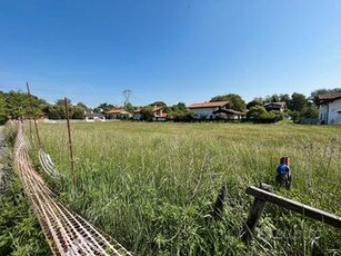 Terreno edificabile a pochi passi dal lago