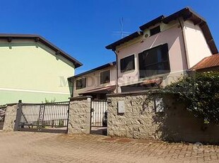 VILLA a SCHIERA su DUE PIANI con CORTILE ESCLUSIVO