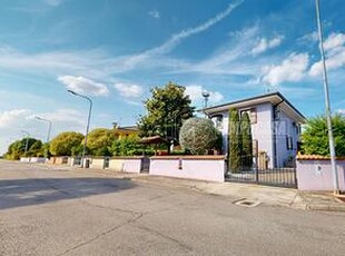 Villa con tripla esposizione con garage e giardin