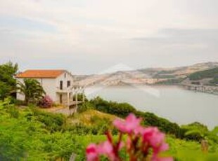 Villa vicino al lago di Guardialfiera