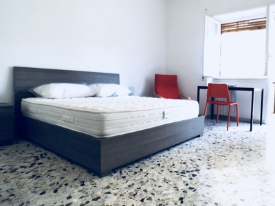 Spaziosa camera in appartamento con 4 camere da letto a Garbatella, a Roma