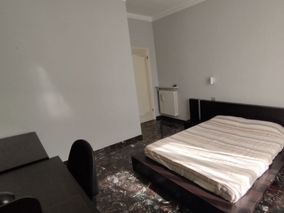 Stanza in affitto in appartamento con 5 camere da letto a Castelletto, Genova