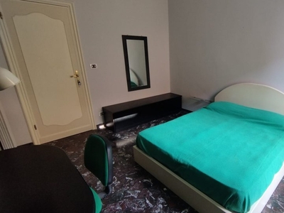 Stanza in affitto in appartamento con 5 camere da letto a Castelletto, Genova