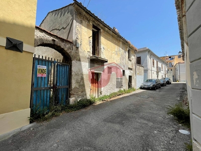 Casa indipendente da ristrutturare, Benevento centro storico