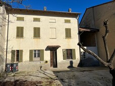 Casa semi indipendente in Via Roma 43 in zona Montariolo a Alluvioni Cambio'