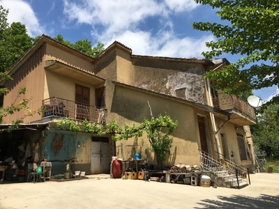 Casa indipendente ad Atripalda, 5 locali, 2 bagni, giardino privato