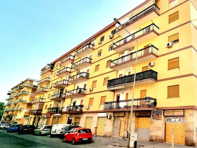 Quadrilocale abitabile in zona Corso Dei Mille a Palermo
