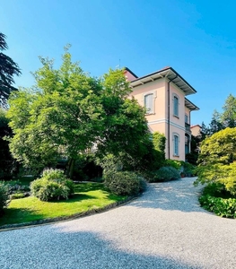 Varese zona servita prestigioso appartamento in Villa