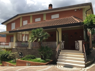 Villa a Monteforte Irpino, 10 locali, 4 bagni, giardino privato