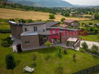Villa in Via Canapine in zona Colle di Preturo a L'Aquila