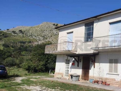 villa indipendente in vendita a Cassino