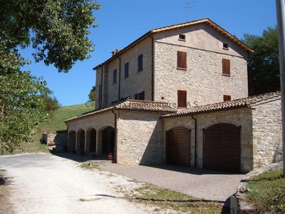 Casa indipendente a Macerata Feltria, 2 bagni, giardino privato