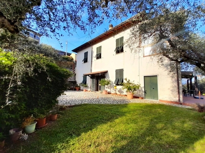 Villa bifamiliare in vendita a Arcola La Spezia Baccano