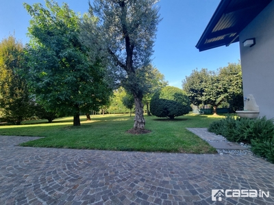 Villa con giardino in via matteotti, Brembate