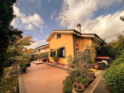 Villa in Via dei Pioppi, Sacrofano, 1 bagno, giardino in comune