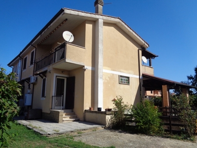 Villa in Via Vigna di Valle, Manziana, 1 bagno, giardino in comune