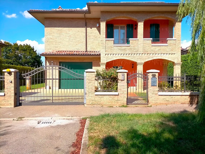 Villa singola in ottime condizioni con giardino privato di mq. 800 e con garage