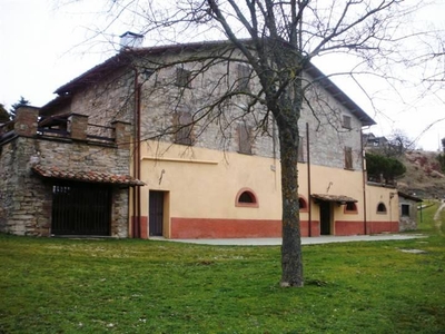 Struttura ricettiva / azienda agricola con terreno in vendita a Gubbio (Perugia)