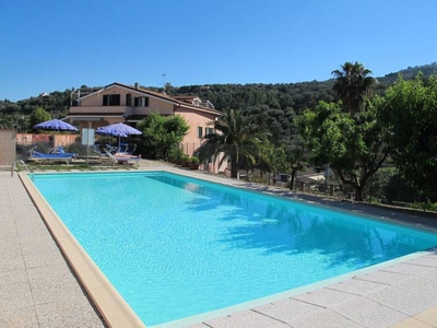 Affascinante appartamento con piscina, barbecue e terrazza