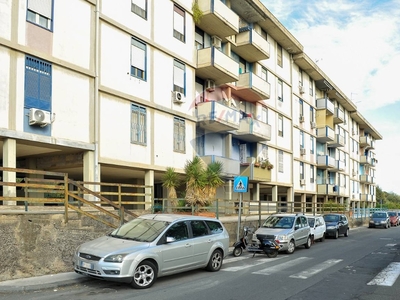 Appartamento in Via don minzoni, Catania, 5 locali, 2 bagni, arredato