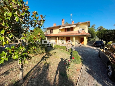 Casa indipendente in Via Castel Leone, Forlì, 8 locali, 3 bagni