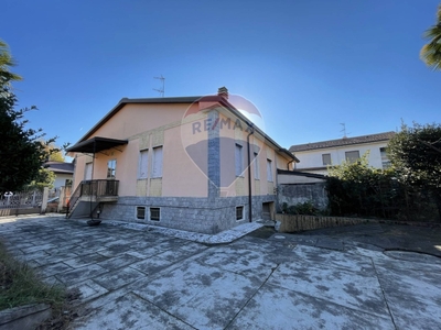 Casa semindipendente in Via Cesare Battisti, Rho, 4 locali, 1 bagno