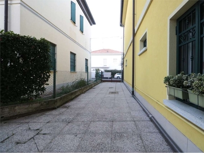 Porzione di casa in Via Aldo Moro, Carpi, 2 locali, 2 bagni, arredato