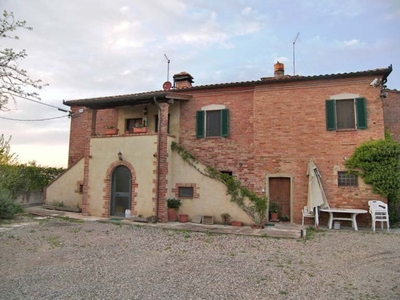 Casale Rustico in Vendita a Montepulciano: Un Gioiello Toscano